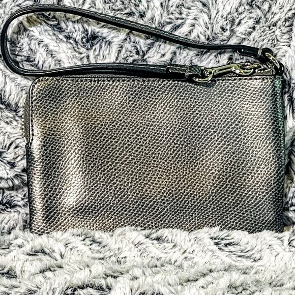 NWOT - COACH SILVER/GUNMETAL CORNER ZIP WRISTLET IN CROSSGRAIN LEATHER (F53429) - Picture 2 of 3